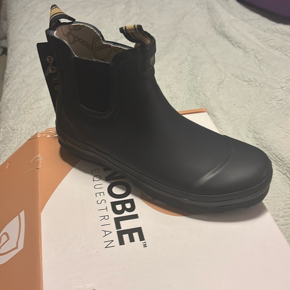 NIB Noble Equestrian Chelsea boots. Blue. 7R - Picture 1 of 8